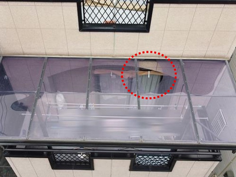 藤井寺市の台風により飛散したベランダ屋根パネル