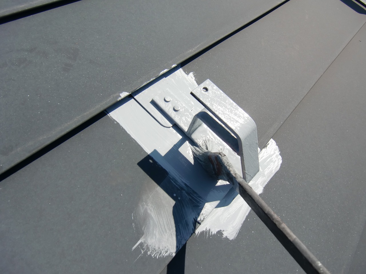 雪止め金具下塗り