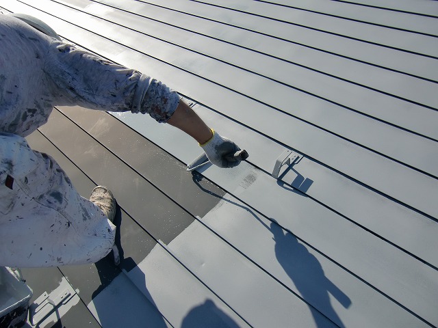 板金屋根下塗り中