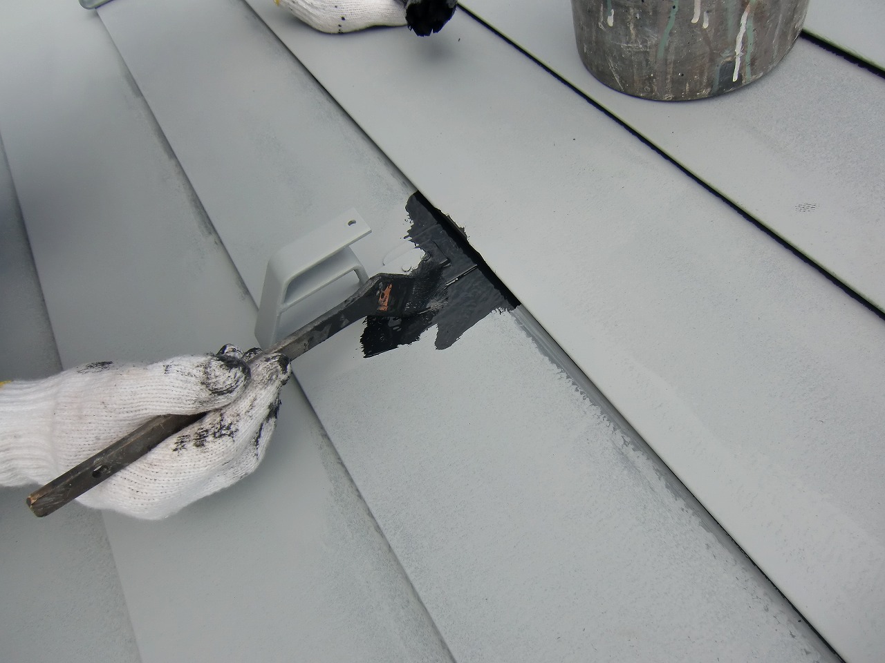 板金屋根上塗り中