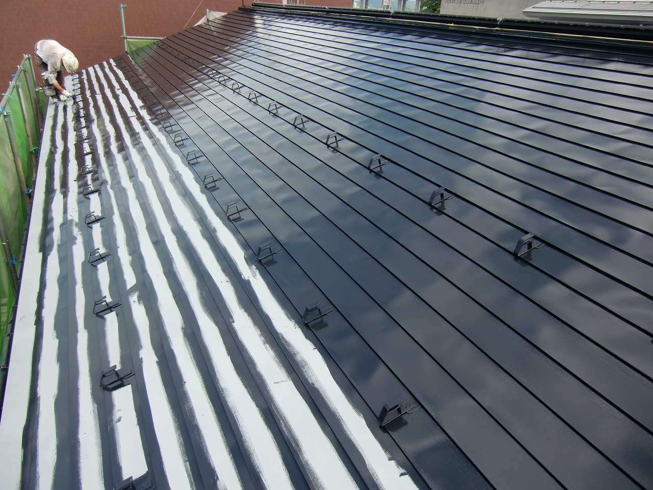 板金屋根上塗り中