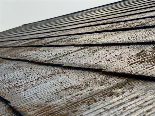 色褪せてカビ・苔が発生したスレート屋根