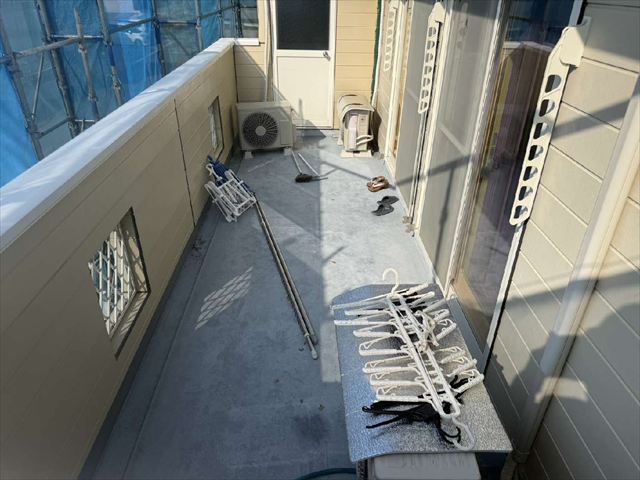 トップコートが色褪せたベランダ