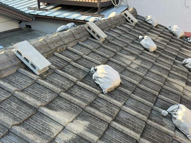 劣化したセメント瓦屋根