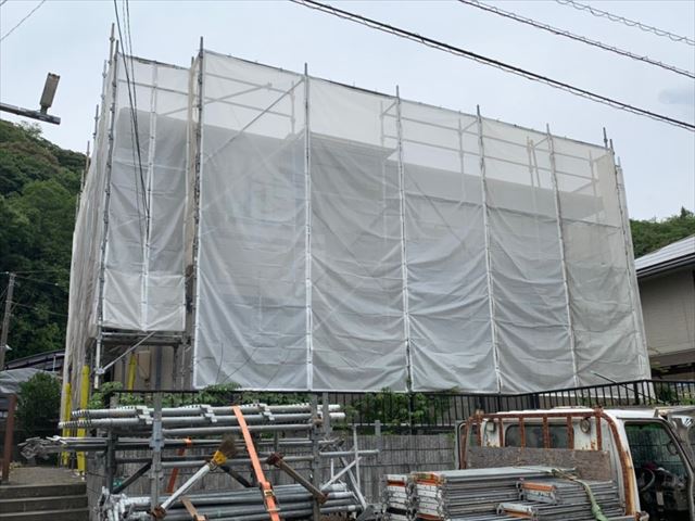 メッシュシートを張った足場