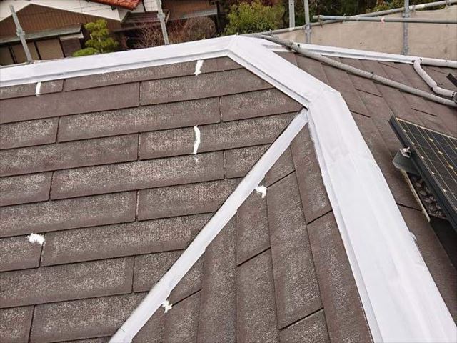 コーキング処理したスレート材、下塗りした棟板金