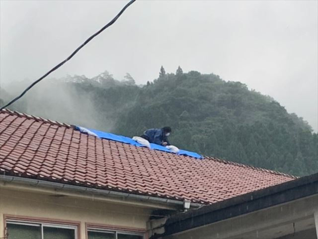 ブルーシートで雨養生をした瓦屋根