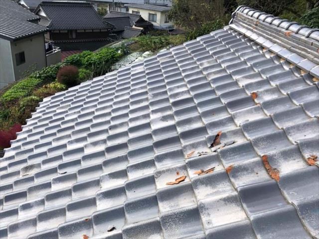 瓦が欠けた瓦屋根