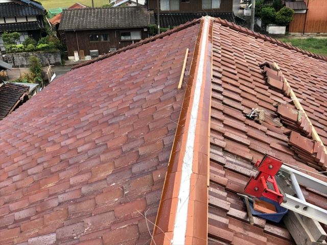 棟瓦の取り直しでのし瓦の積み作業