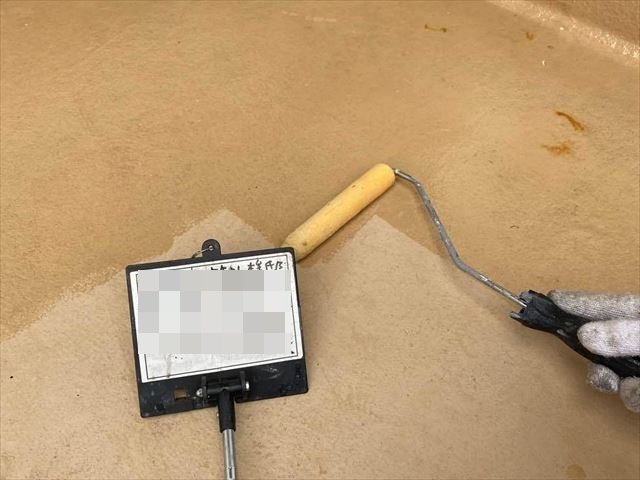 ベランダにプライマーを塗布