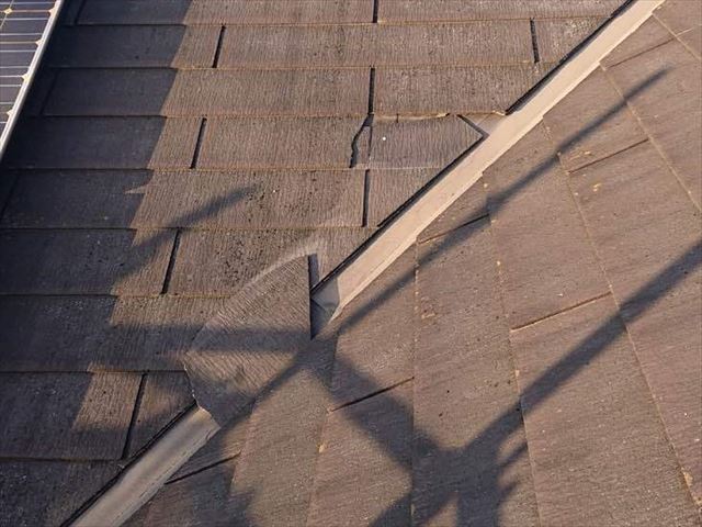 割れて抜け落ちたスレート屋根材