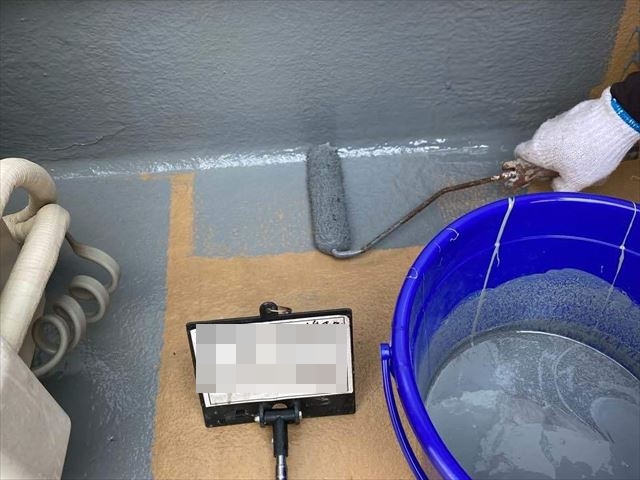 ベランダにトップコートを塗布