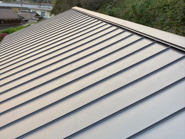 立平葺きで葺き替えたガルバリウム鋼板の金属屋根