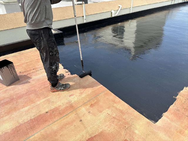 防水工事のプライマー塗布