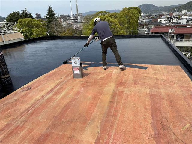 防水工事のプライマー塗布