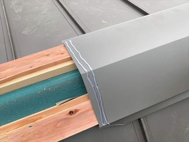 屋根の棟に棟板金を設置