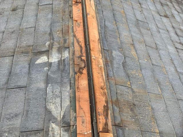 劣化した棟板金の下地の貫板