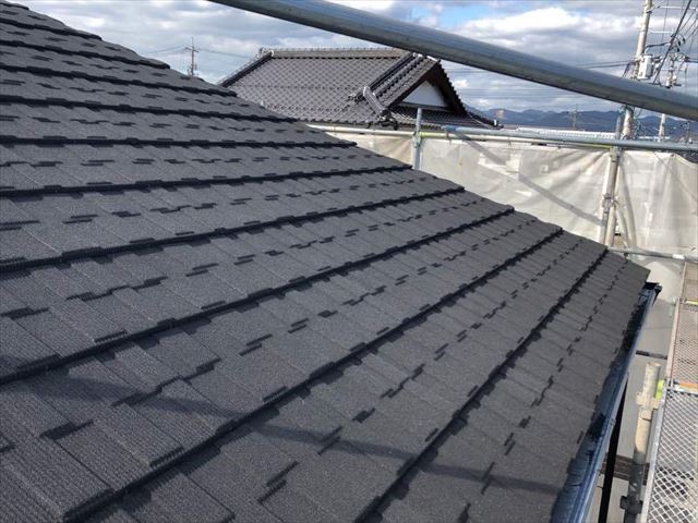 屋根カバー工法でジンカリウム鋼板を施工後の屋根