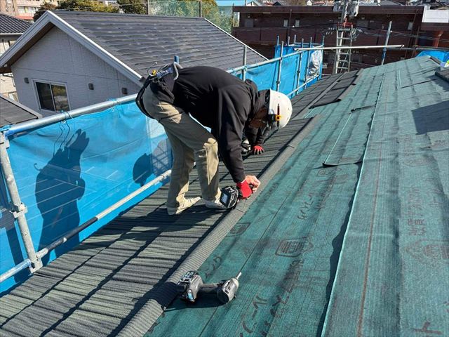 新しい屋根材の施工