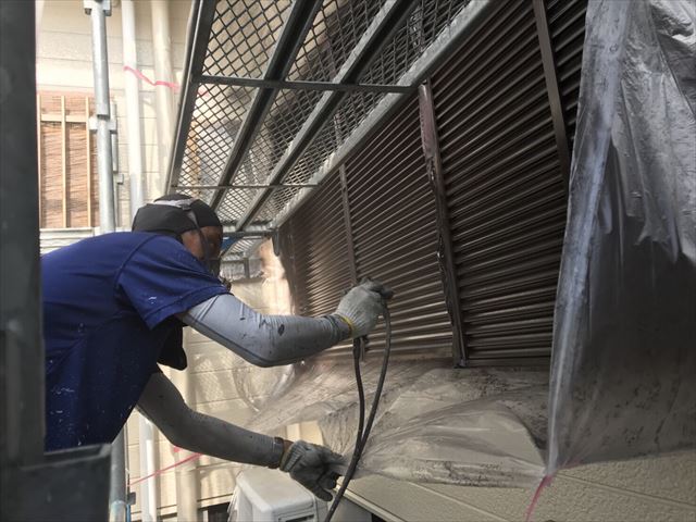 雨戸の吹き付け塗装