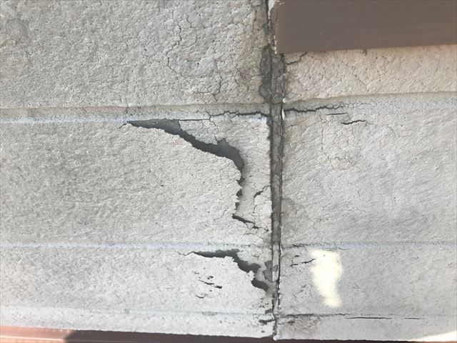 ベランダ部分の外壁の剥がれ