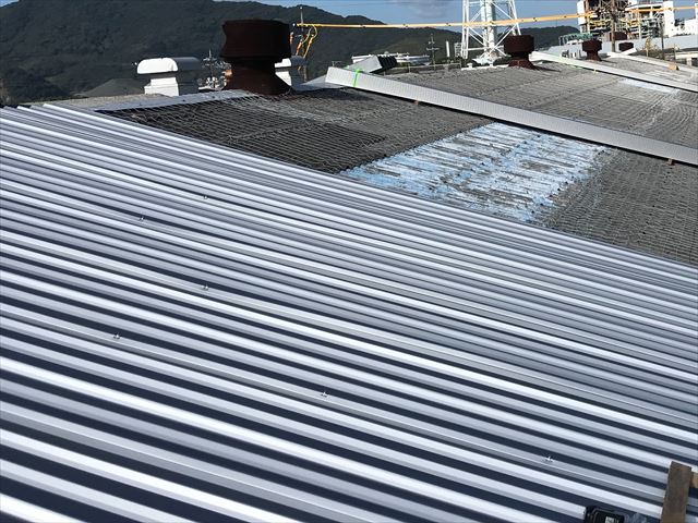波型スレートをカバー工法でメンテナンス