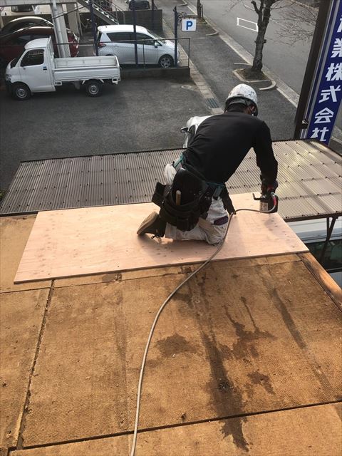 コンパネを張る作業