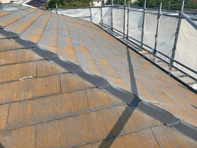 コケで茶色になったスレート屋根