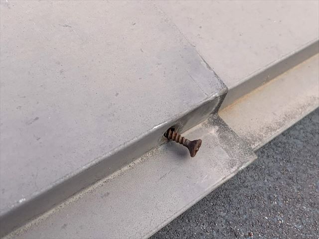 棟板金の釘の緩み