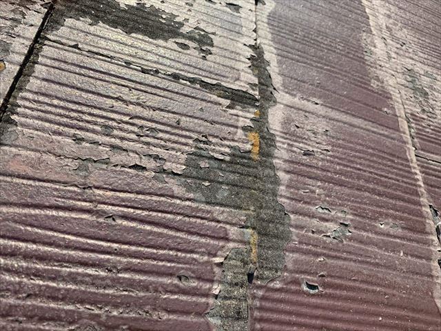 スレート屋根の塗膜の剥がれ