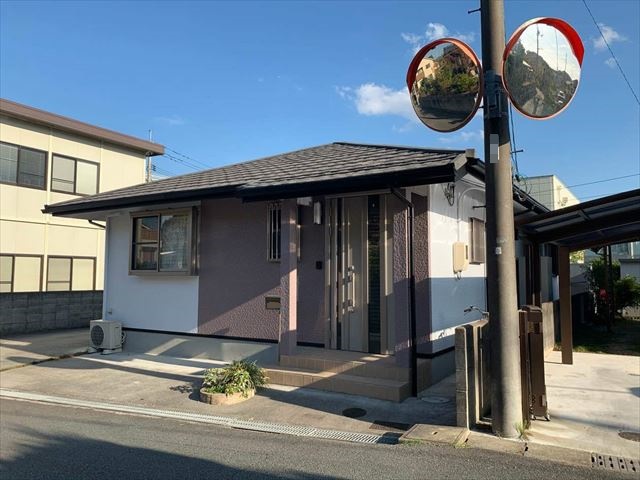 塗装後の平屋建ての外観