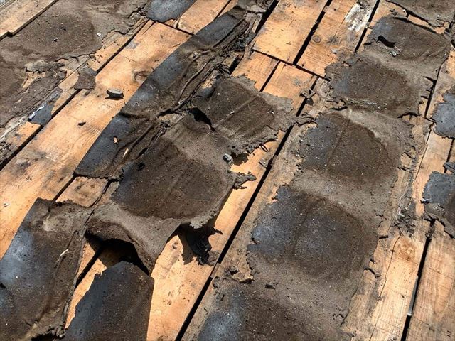 ボロボロになった防水紙（ルーフィング）