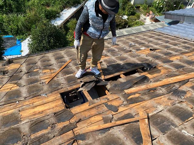 ボロボロになった防水紙（ルーフィング）と野地板