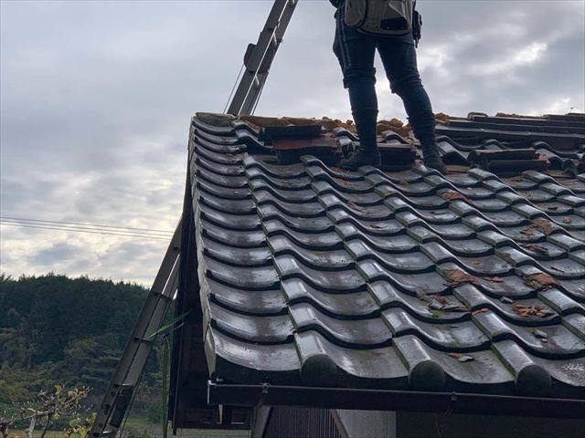 葺き替えでの瓦の撤去