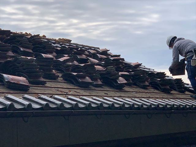 葺き替えでの瓦の撤去