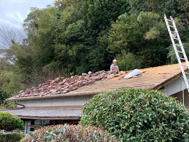 葺き替えでの瓦の撤去