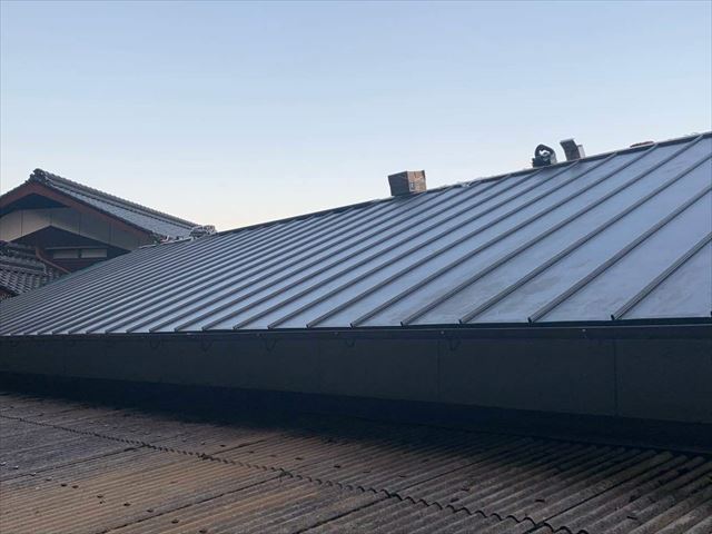 ガルバリウム鋼板を立平葺きで施工