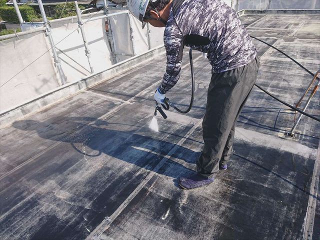ルーフバルコニーの床面を高圧洗浄