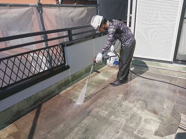 ルーフバルコニーの床面を高圧洗浄