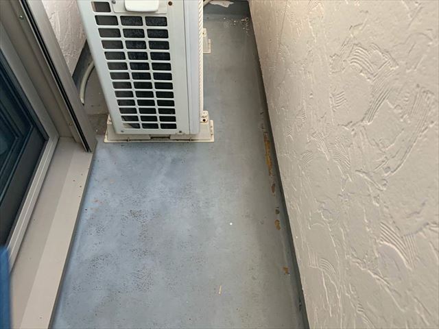 劣化したベランダの防水層