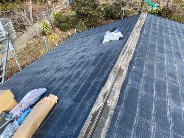 棟板金を撤去したスレート屋根