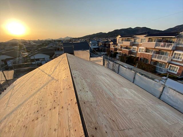 屋根カバー工法で野地板の増し張り