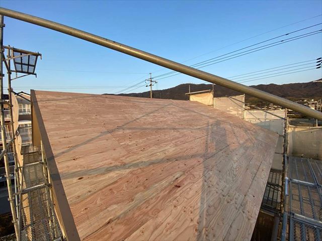 屋根カバー工法で野地板の増し張り