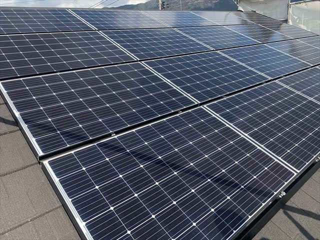 屋根に設置している太陽光パネル