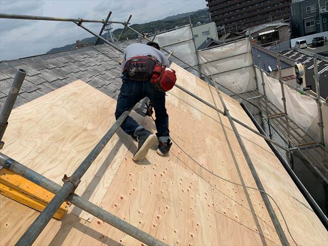 スレート屋根の上に野地板を増し張り