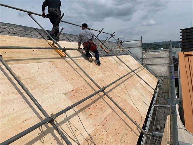 スレート屋根の上に野地板を増し張り
