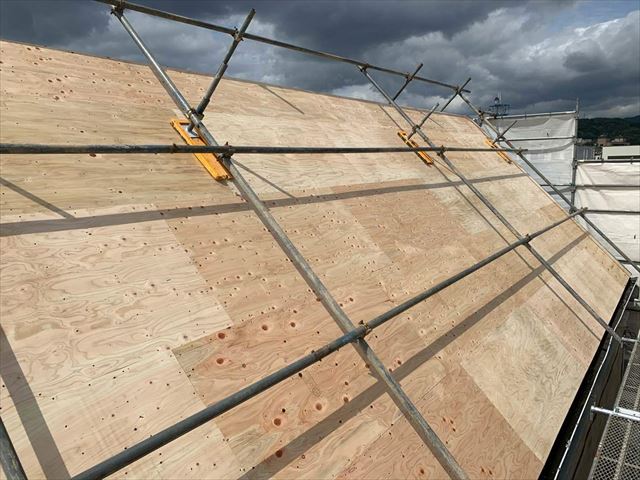 スレート屋根の上に野地板を増し張り