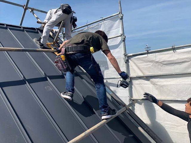 立平葺きでガルバリウム鋼板を施工