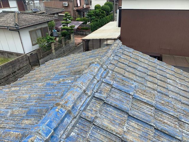 老朽化したセメント瓦屋根