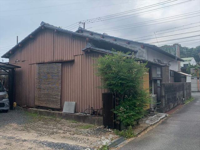 セメント瓦屋根の平屋